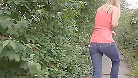 Blonde piss in outdoors