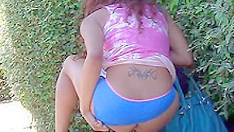 Kiki Minaj in Ebony Cougar Pissing In Public - pornxn.com