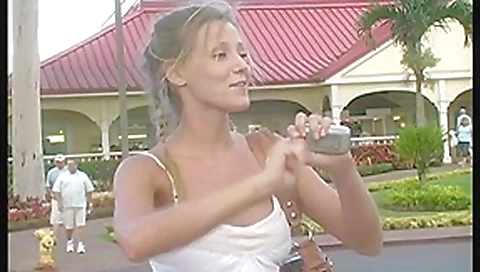 flasher-girl Carli 2