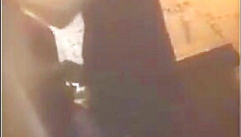 Elle lui fait une pipe en cachette en sortie de boite