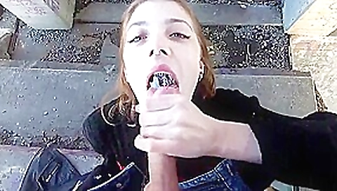 Het paar vond een afgelegen plek voor het nemen van orale POV-porno op straat