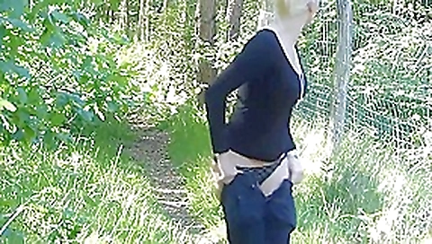 Blonde fotze gibt arsch neben der autobahn! Blonde fotze gibt arsch neben der autobahn!