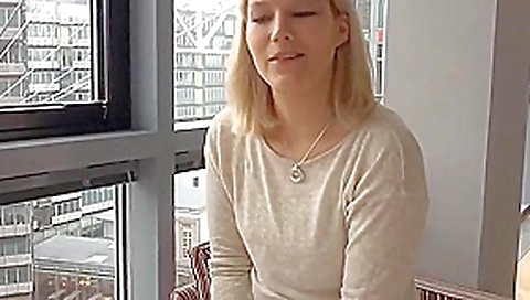 Blondi mit behaarter fotze am hotelfenster im ersten stock