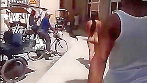 Cubana desnuda en la calle Cubana desnuda en la calle