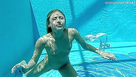 Hot Us Blondie Lindsay Cruz Swims Naked In The Pool Hot Us Blondie Lindsay Cruz Swims Naked In The Pool