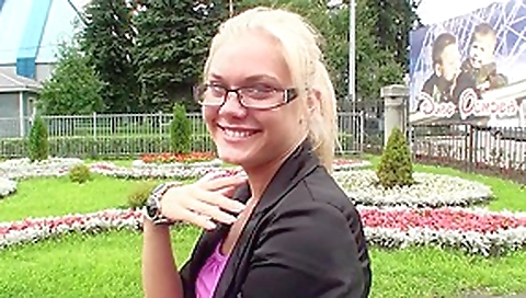 Public blow job & outdoor slit fingering